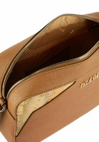 Borsa sintetica marrone con superficie texturizzata, zip dorata e un motivo mappale all'interno. Presenta un design elegante e doppie tasche.