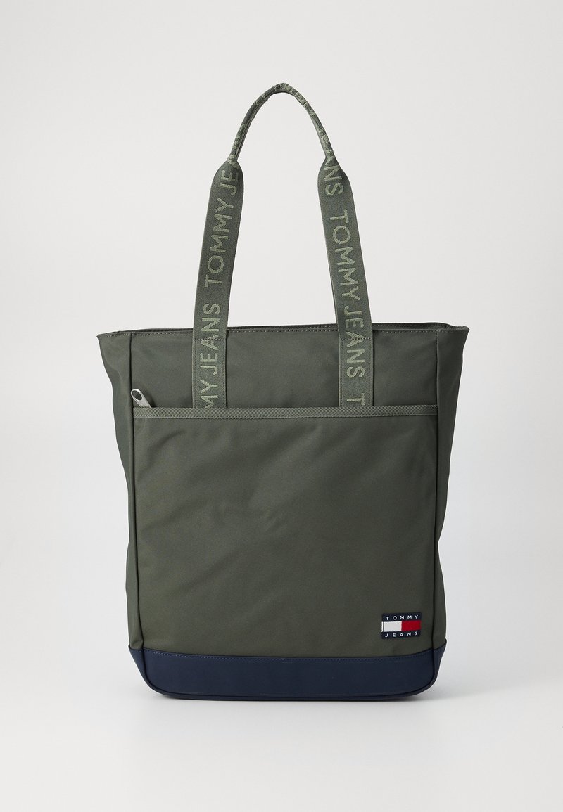 Sac cabas vert foncé avec fond bleu marine, poche avant zippée et bretelles marquées du texte "Tommy Jeans".