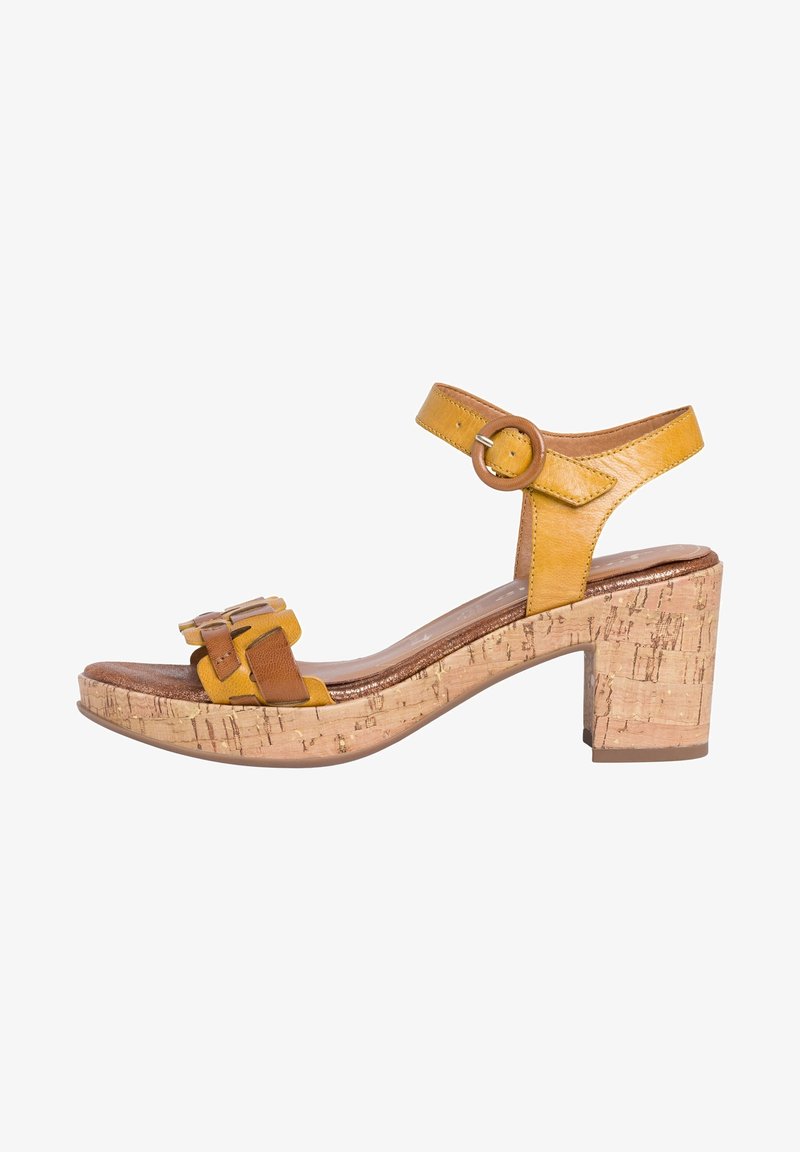Sandale en cuir jaune et marron avec bride de cheville ajustable, boucle décorative à l'avant et talon bloc en liège épais.