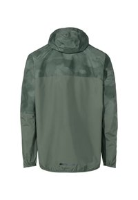 Grön vattentät jacka med huva, med en texturerad övre del och slät nedre del, elastiska ärmslut och en svart detalj i fållen.