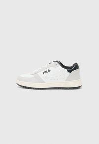 Hvite sneakers laget av lær og semsket skinn, med svarte detaljer, perforert design og gummisåle med en logo på siden.
