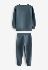 Ciemnoniebieski bawełniany sweatshirt i pasujące dresowe spodnie. Tkanina ma gładką strukturę, z prążkowanymi mankietami i pasem. Prosty, casualowy design.
