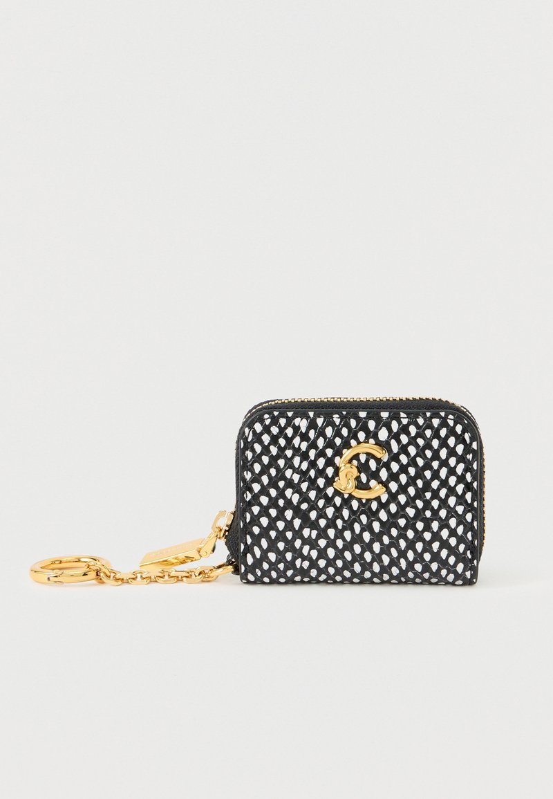 Μαύρο και άσπρο πορτοφόλι με φερμουάρ, κατασκευασμένο από υλικό με υφή, που διαθέτει χρυσό λογότυπο και αλυσίδα σύνδεσης. Συμπαγής ορθογώνια μορφή.