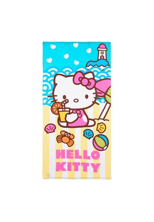Hello Kitty im rosa Badeanzug trinkt Orangensaft an einem Strand mit Muscheln, einer Krabbe, einem Sonnenschirm, einem Leuchtturm und Wellen im Hintergrund.