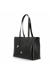 Bolso tote de cuero negro con un diseño elegante, dos asas para el hombro, herrajes plateados y un colgante con la letra "P". Textura suave y estructurada.