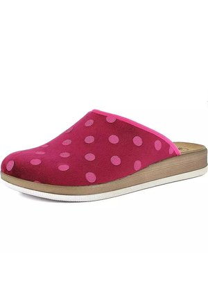 Pantofole in suede rosa con grandi pois rosa, superiore curvo, suola piatta beige e dettagli bianchi lungo il bordo. Texture morbida in tutto.