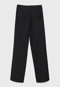 Pantalon noir à jambes larges avec passants pour ceinture et deux poches arrière à rabat, présenté sur un fond clair uni.