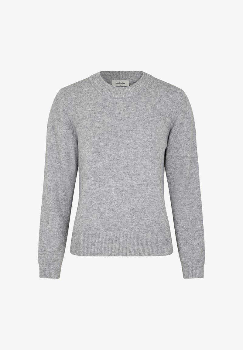 Lys grå sweater lavet af blødt stof, med rund halsudskæring, lange ærmer og ribbet kant. Ingen bemærkelsesværdige mønstre eller accenter.