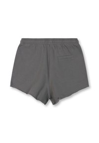 Pantalones cortos deportivos grises con una cinturilla elástica, bolsillo trasero y un leve arco en el dobladillo. Fabricados con un material suave y ligero.