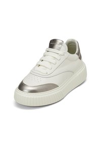 Weiße Ledersneaker mit silbernen metallischen Akzenten, perforiertem Zehenbereich, dicke weiße Gummisohle mit gerillter Textur und flachen Schnürsenkeln.