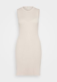 Robe sans manches en maille beige doux avec des côtes verticales, silhouette ajustée et col rond. Texture lisse avec des détails de forme subtils.