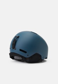 Blauwe matte sk Helmet met zwarte binnenvoering, verstelbare ventilatieopeningen en een achterclip voor een veilige pasvorm.