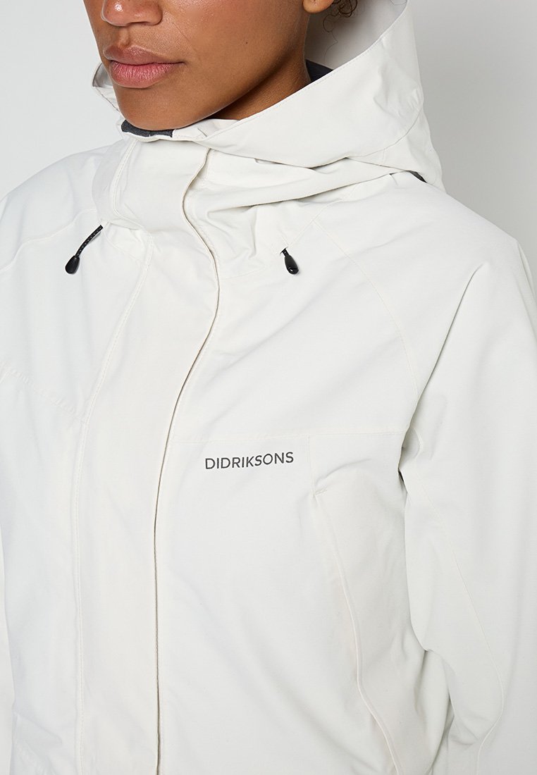 Weiße Didriksons-Jacke mit hohem Kragen, frontalem Reißverschluss, verstellbaren Kordelzügen und dezentem Logo auf der linken Brust. Glatte Textur.