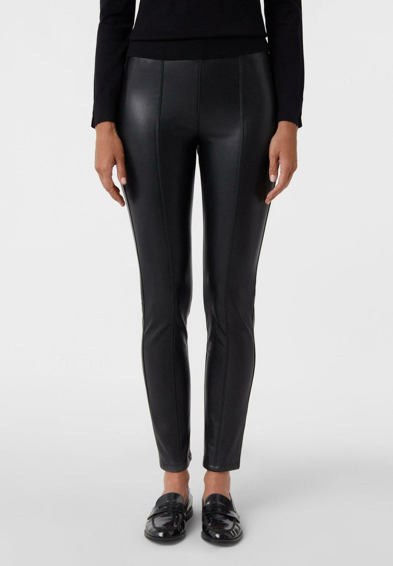 Schwarze Lederleggings mit glatter Textur, figurbetontem Design und kontrastierenden Nähten. Sie verfügen über eine hohe Taille und eine schlanke Silhouette.