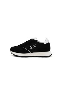 Scarpe da ginnastica nere realizzate con materiali in suede e mesh, con accenti bianchi, suola in gomma e disegni geometrici sui lati. Design con lacci.
