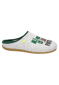 Zapatilla de casa gris con borde de forro polar verde. Presenta texto bordado en verde y rojo, y un pequeño aplique de pez amarillo. Suela marrón.