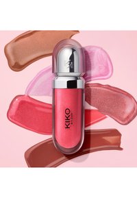 Glossy rose KIKO Milano avec un capuchon en argent métallique placé sur un arrière-plan de six échantillons de couleurs de lèvres roses, rouges et brunes différentes.