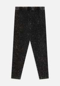 Juodos, minkštos legginsai su nusertilti acid-wash tekstūra. Elastinga juosmens juosta, siaura prigimtis ir siūti kraštai. Be kišenių ar matomos aparatūros.