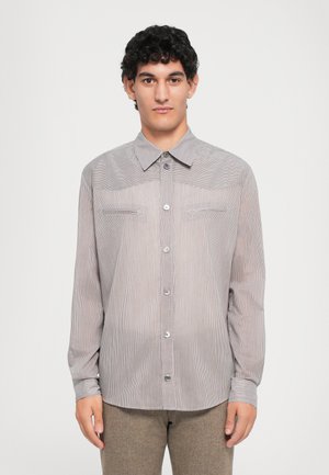 Gestreiftes Button-up-Hemd in Hellgrau und Marineblau, mit einem spitzen Kragen und zwei Brusttaschen. Lange Ärmel mit Knopfmanschetten.