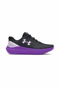 Des chaussures de sport noires avec une tige en maille, dotées d'une semelle et d'accents violets, conçues avec des perforations pour la respirabilité et un laçage sécurisé.
