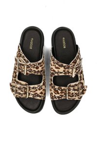 Infradito con stampa leopardata, dotati di due cinturini larghi, fibbie dorate e una suola nera texturizzata. Parte superiore in tessuto morbido con ritagli per la traspirabilità.