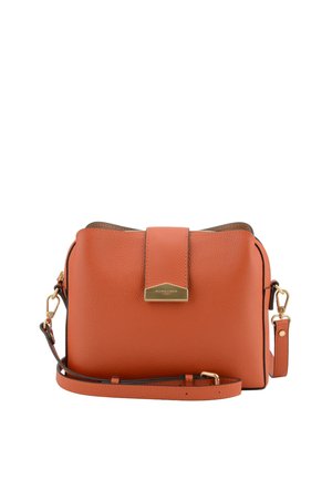 Sac bandoulière en cuir orange avec sangle réglable, fermoir doré et surface texturée, vu de face sur fond blanc.