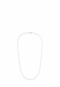 Collana di catena argento sottile con un piccolo gancio, esposta su uno sfondo bianco puro.