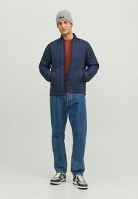 Jack & Jones JJEEMIL CREW NECK - Jersey de punto - cinnabar