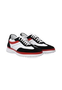 Sort og hvide sneakers med røde detaljer, som har en overdel i ruskind og læder, snørebåndsdesign og en struktureret gummisål.