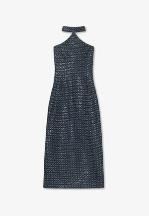 Marinblå halterneck-klänning med åtsittande bodice och utsvängd kjol. Texturen har ett subtilt mönster med metalliska accenter. Justerbar knytning i nacken.
