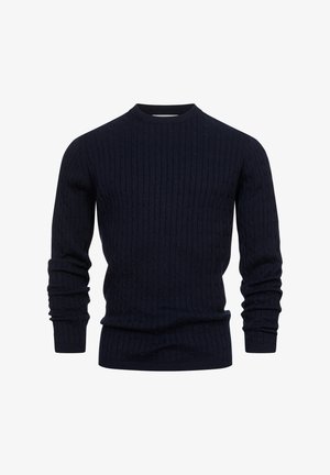 Granatowy sweter z dzianiny o prążkowanej teksturze, okrągłym dekolcie i długich rękawach. Posiada wzór w warkocze na całej powierzchni materiału.