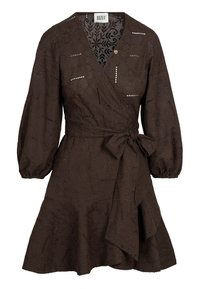 Brązowa sukienka z fasonem kopertowym, ozdobiona haftowanymi wzorami kwiatowymi, z puffowanymi rękawami, związywanym paskiem w talii oraz rozkloszowanym dołem. Akcent w formie guzika przy dekolcie.
