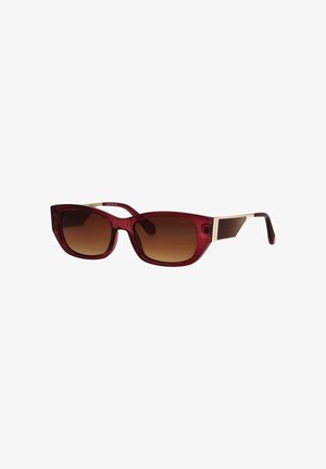 Rechteckige Sonnenbrille mit dunkelroten Rahmen und braunen Verlaufsgläsern, mit gold- und braun gemusterten Bügeln.