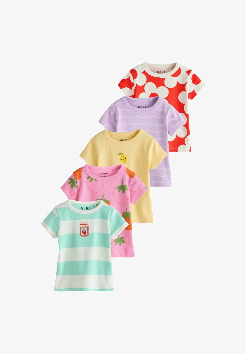Cinq t-shirts colorés à manches courtes pour tout-petits avec des motifs ludiques : rouge avec des cercles blancs, violet avec des vagues blanches, jaune avec citron, rose avec fruits, rayures menthe avec bocal.