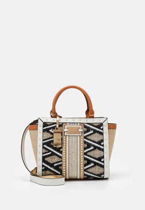 Designertasche mit hellbraunen Ledergriffen, schwarz-weißem geometrischem Muster, goldfarbenen Nietenakzenten und abnehmbarem weißem Schulterriemen.