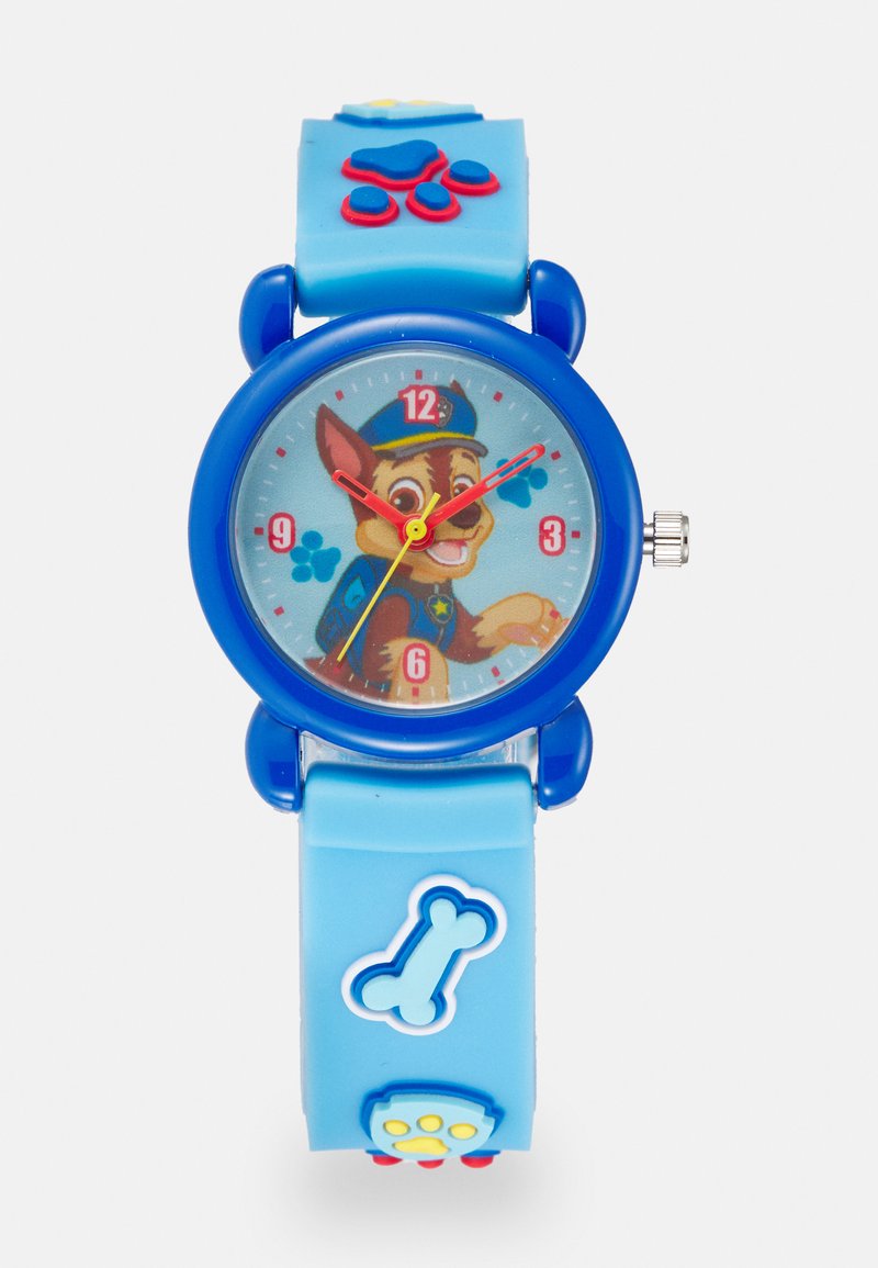 Relógio de silicone azul com mostrador redondo apresentando um cão de desenho animado. Acentos coloridos de impressões de patas e ossos. Pontas das horas e minutos em vermelho, marcadores das horas numerados.