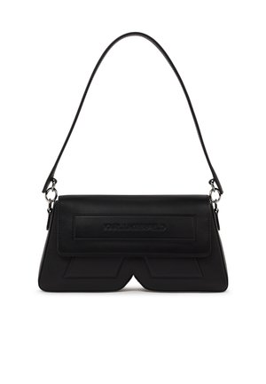 Čierna ramenná taška v tvare lichobežníka s klopou, na prednej strane s vyrazeným logom a jedným tenkým pásikom pripevneným striebornými krúžkami.