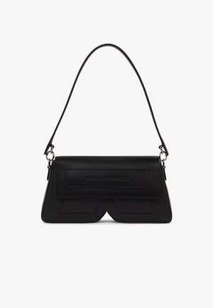 Sort skuldertaske formet som en trapez med klap, præget logo foran og en enkelt tynd strop fastgjort med sølvringe.