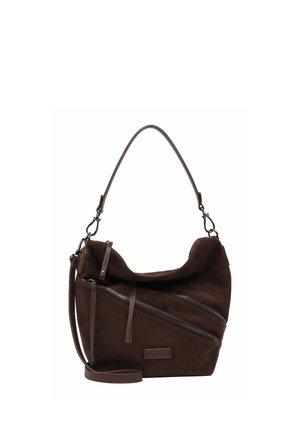 Borsa in camoscio marrone con una singola tracolla, tasca frontale diagonale con cerniera e tracolla lunga removibile su sfondo bianco.
