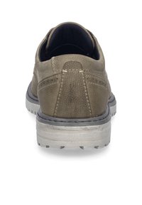 Scarpa in pelle marrone con upper testurizzato, collo imbottito e suola in gomma grigia con un motivo di battistrada, vista da dietro.