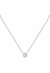 Collana in argento con un pendente centrale a forma di stella adornato con numerosi gemme trasparenti, che riflettono la luce con dettagli intricati.