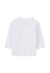 T-shirt blanc à manches courtes en coton doux, avec un col rond simple et un petit logo rose sur la manche gauche.