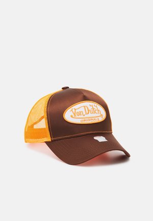 Brun og gul Von Dutch Originals trucker kasket med meshbagside og buet skygge på hvid baggrund.