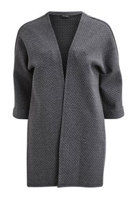 Grå texturerad kofta med djup V-ringning, trekvartslånga ärmar, öppen framdesign och ett vävt mönster över hela tyget.