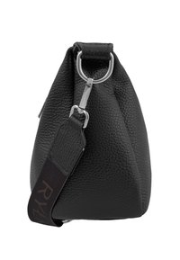 Borsa nera in pelle con finitura testurizzata, forma triangolare, hardware in argento e una tracolla in tessuto con un motivo logo a contrasto.