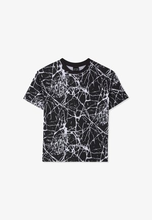 Czarna koszulka z krótkim rękawem ozdobiona białym wzorem przypominającym marmur z przeplatającymi się liniami; okrągły dekolt i miękka faktura materiału.