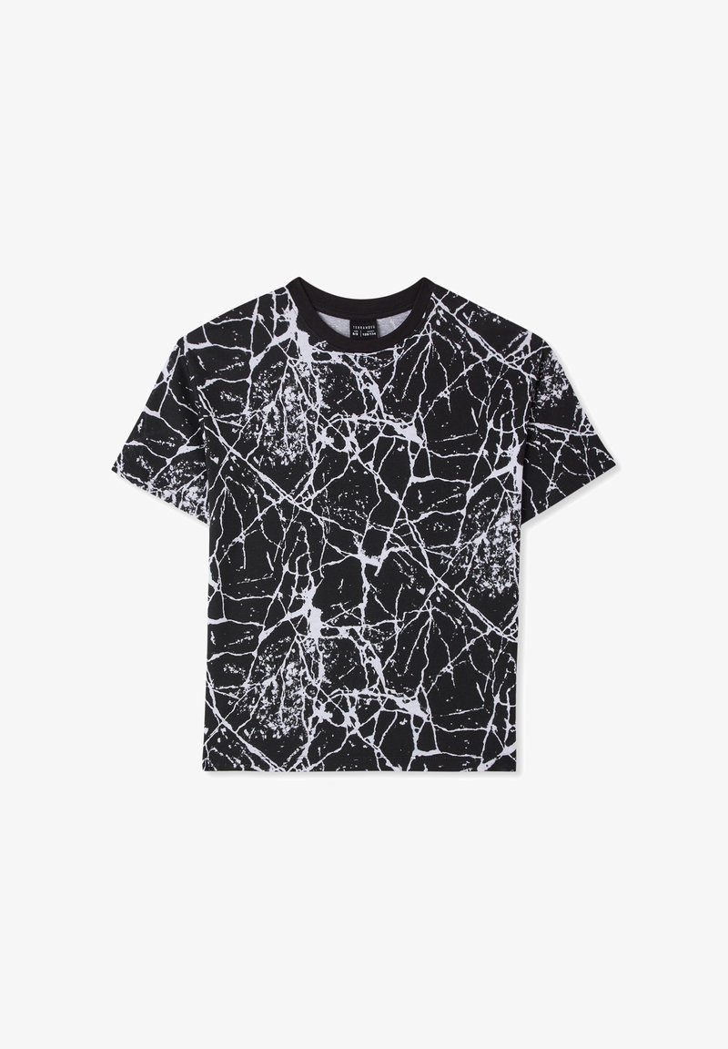 Czarna koszulka z krótkim rękawem ozdobiona białym wzorem przypominającym marmur z przeplatającymi się liniami; okrągły dekolt i miękka faktura materiału.