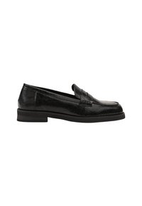 Mocassins en cuir noir avec une finition texturée, dotés d'une petite sangle à l'avant, d'un bout rond et d'une semelle noire légèrement surélevée.