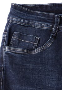 Mörkblå denimjeans med en framficka med synliga sömdetaljer och en ren finish längs midjebandet och sömmarna.