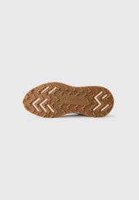 Lacoste ELITE ACTV EVO 225 - Sneakers laag - light grey/khaki
